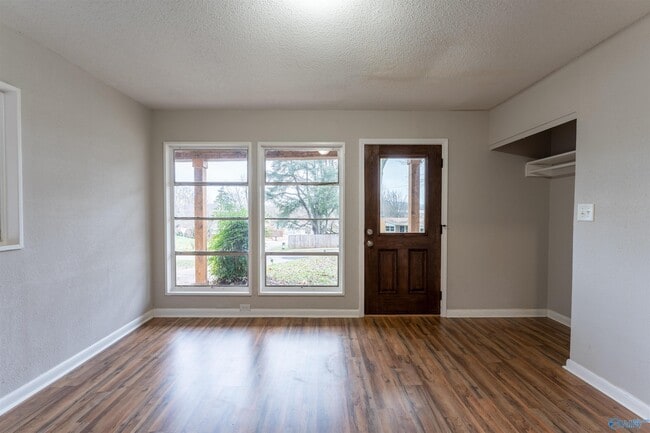 Photo - 112 Wilkenson Dr NE