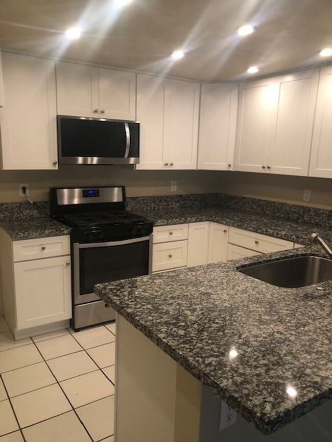 Building Photo - Beautifully Updated 3 Bed/2 Bath Single Fa... Rental