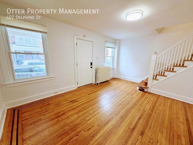 Photo - 402 Delphine St