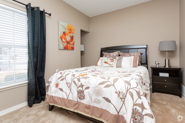 2BR, 2BA - 1,004SF