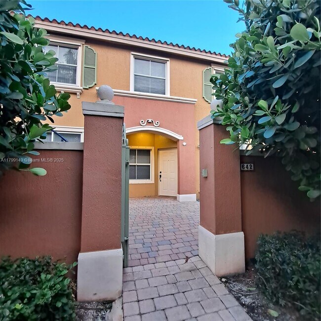 Photo - 642 SW 106th Ave Casa Adosada