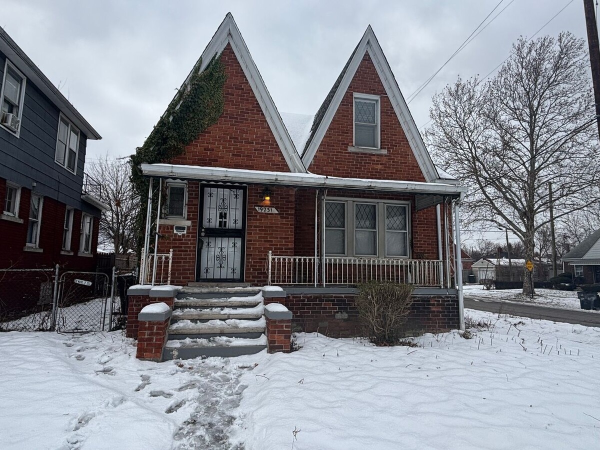 3-bedroom, 1-bathroom home located on the city's East side city of Detroit, MI. - 3-bedroom, 1-bathroom home located on the city's East side city of Detroit, MI.