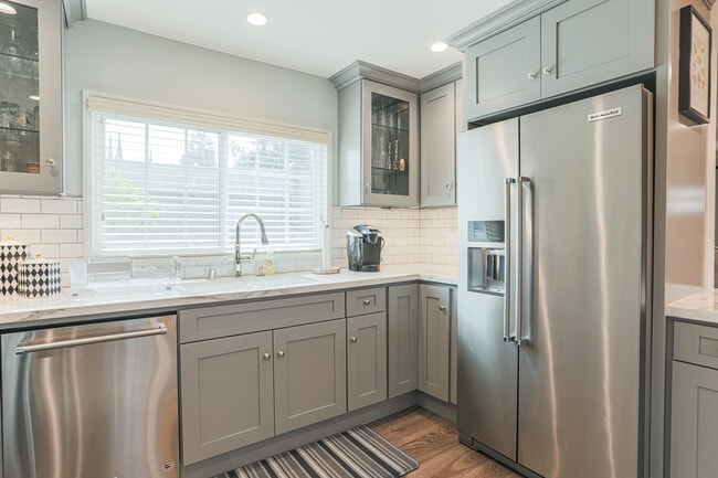 Photo - 4155 Edenhurst Ave