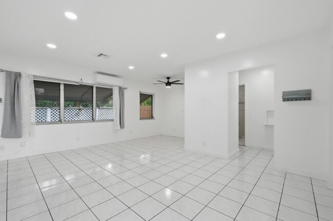 Building Photo - 1201 N Victoria Park Rd Unit 1203