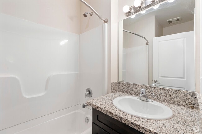 2BR, 2BA - 1,005 SF - Primary Bathroom