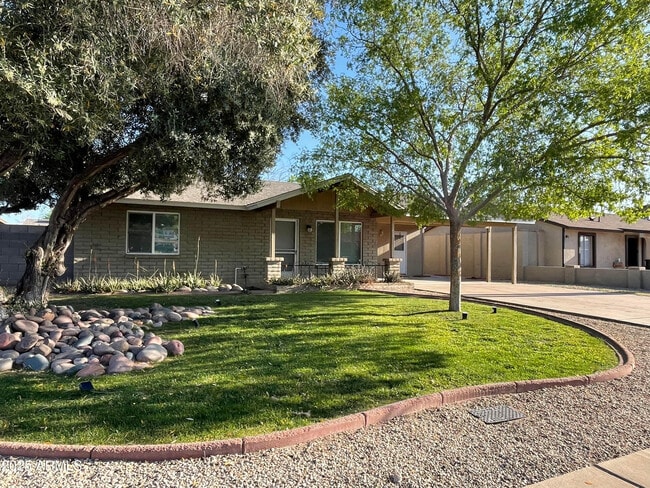 Photo - 425 E Oxford Dr