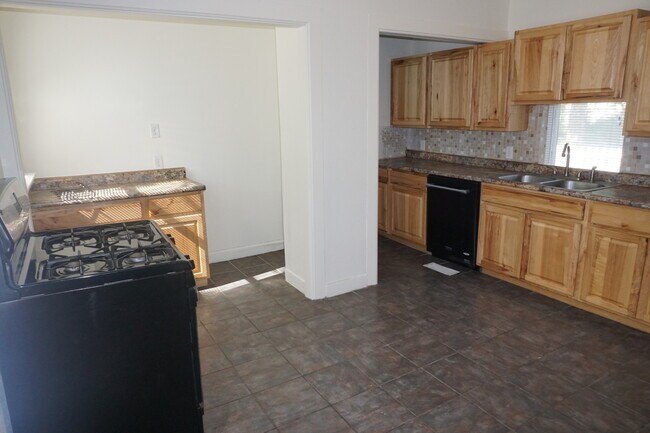 Photo - 5 bed / 2 bath + bonus room near universities $375/bedroom