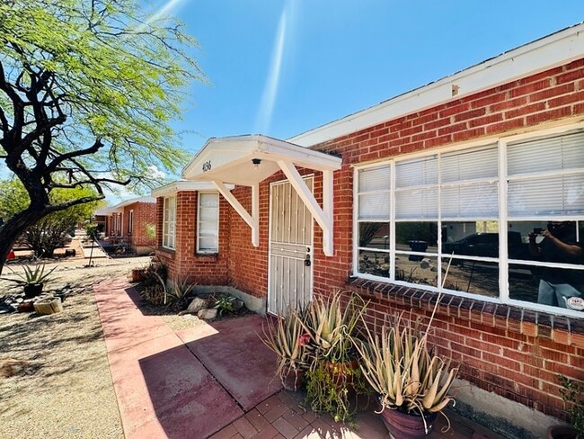 Building Photo - Spacious Private Yard with Washer/Dryer Ho... Rental