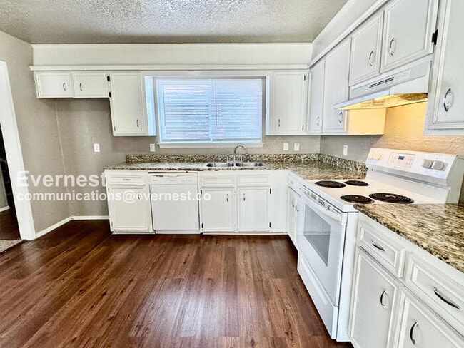 Photo - 3-bedroom, 2.5-bathroom Home with Garage /...