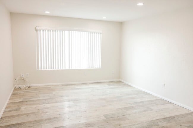 Photo - 4615 Lakeview Ave Unidad 4615