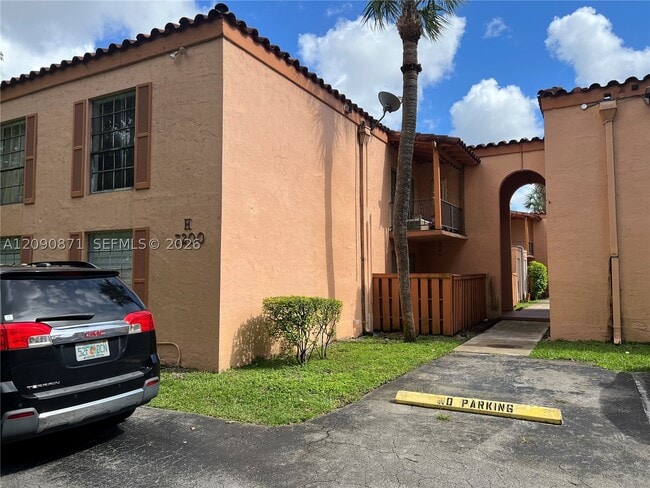 Building Photo - 7200 Fairway Dr Unit H5