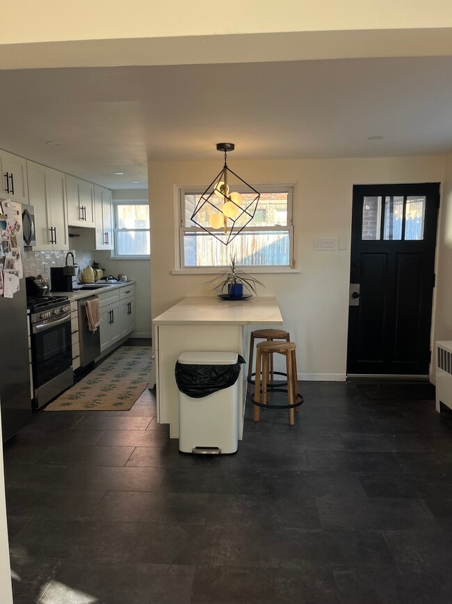 Building Photo - 417 Ella St