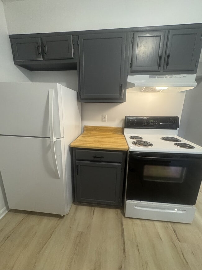 Photo - "Charming 1-Bedroom Townhouse Retreat in Hendersonville – Your Cozy Haven Awaits!" Unit 4