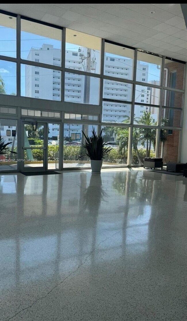 Building Photo - 6484 Indian Creek Dr Unit 107