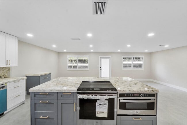 Photo - 828 Johnson St