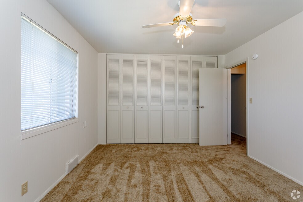 2BR, 1BA - 925 SF