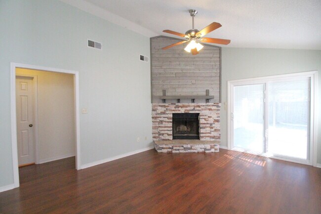 Photo - NE Pensacola 2BR/2BA with Ensuite, Dining ...