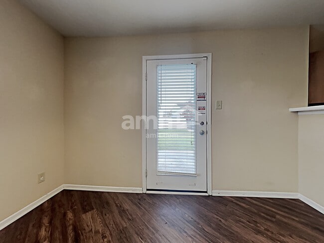 Photo - 3118 Hurst St