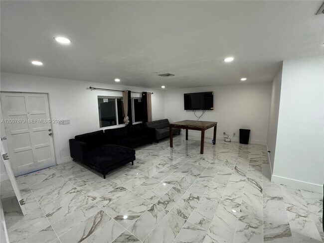 Photo - 107 W Lake Dr