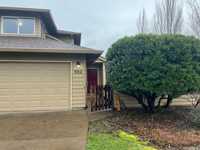 Photo - 982 SW Hawthorne St