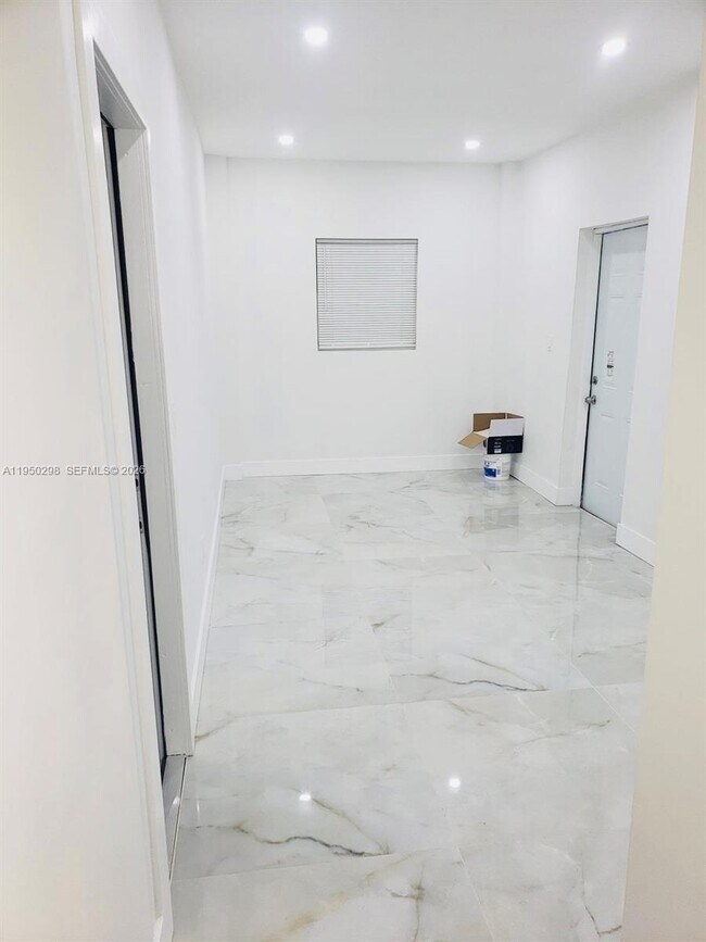 Photo - 270 NE 162nd St Unit B