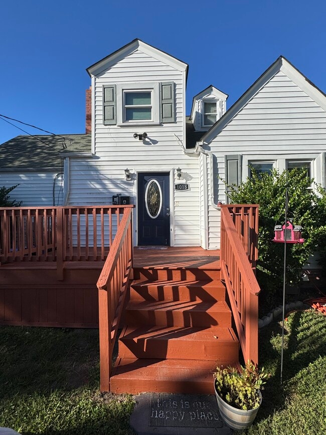 Entrance, nice sit down deck area - 1018 Wolcott Ave Unit A