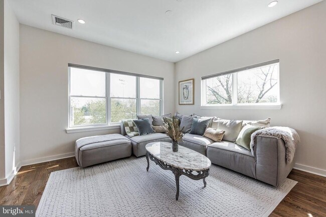 Photo - 7038 Pipers Glen Wy