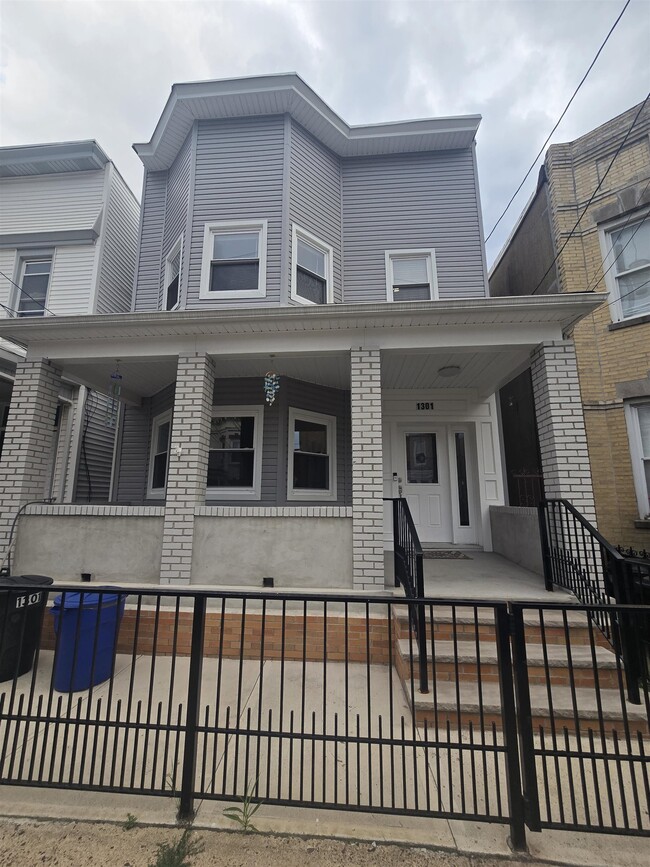 Building Photo - 1301 27th St Unit 1