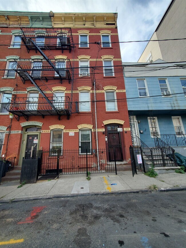 Building Photo - 41 Harmon St Unit 3