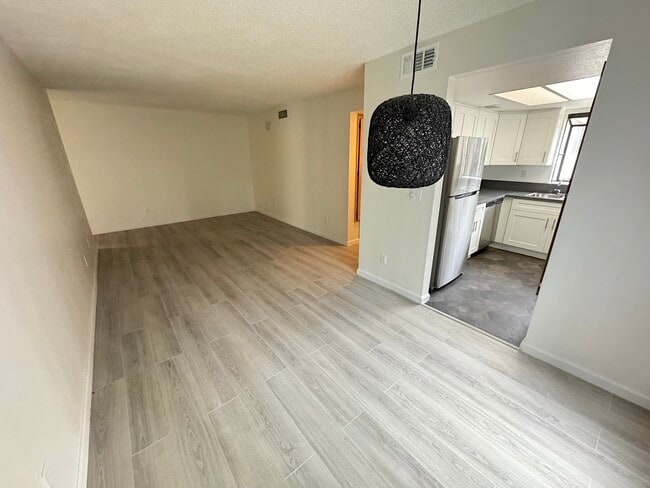 Building Photo - 4633 Vermont Pl Unit 205 Rental