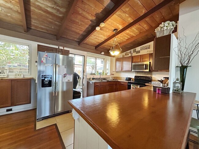 Photo - 6 bed, 3 bath, 2 parking Attached Home in Lower Waipahu