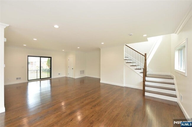 Photo - 610-10 River Dr