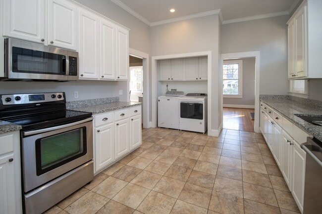 Photo - Immediate move-in! Short-term lease! Spaci...