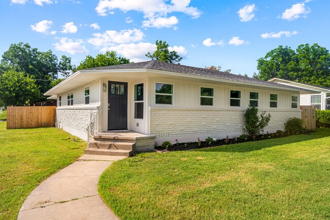 Building Photo - 2701 MacArthur Dr
