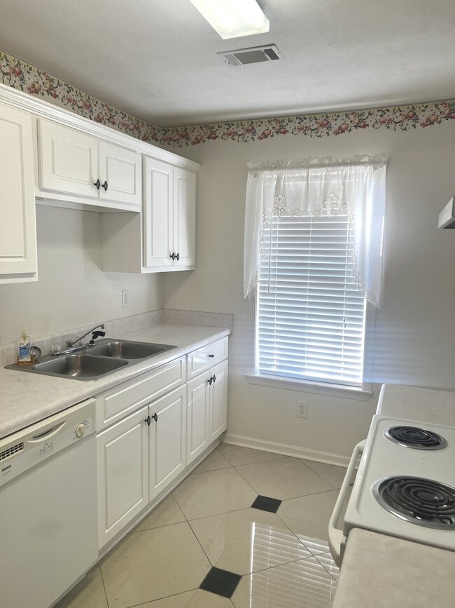 Photo - 107 Larkspur Ln