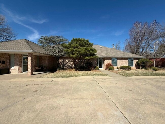 Building Photo - 817 Irish Ln