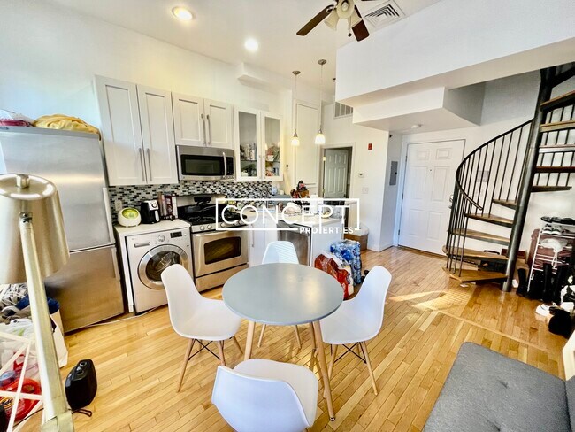 Building Photo - 243 Northampton St Unit 2