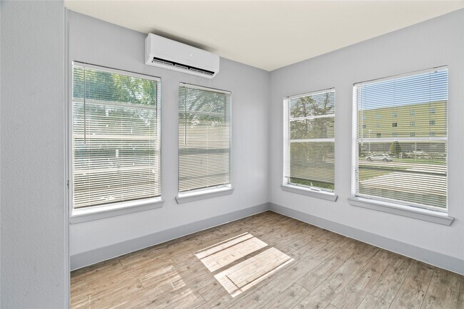 Photo - 305 Roberts St Unit 3