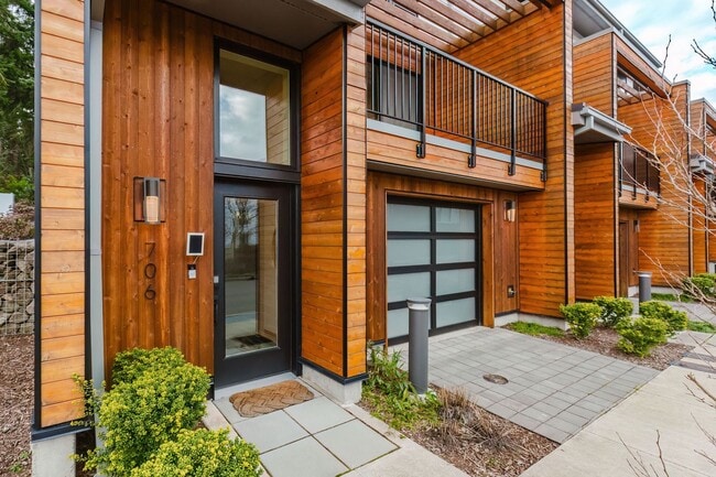 Photo - 706 Hanami Ln NE