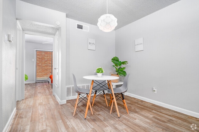 1BR, 1BA - 762SF - Dining Room