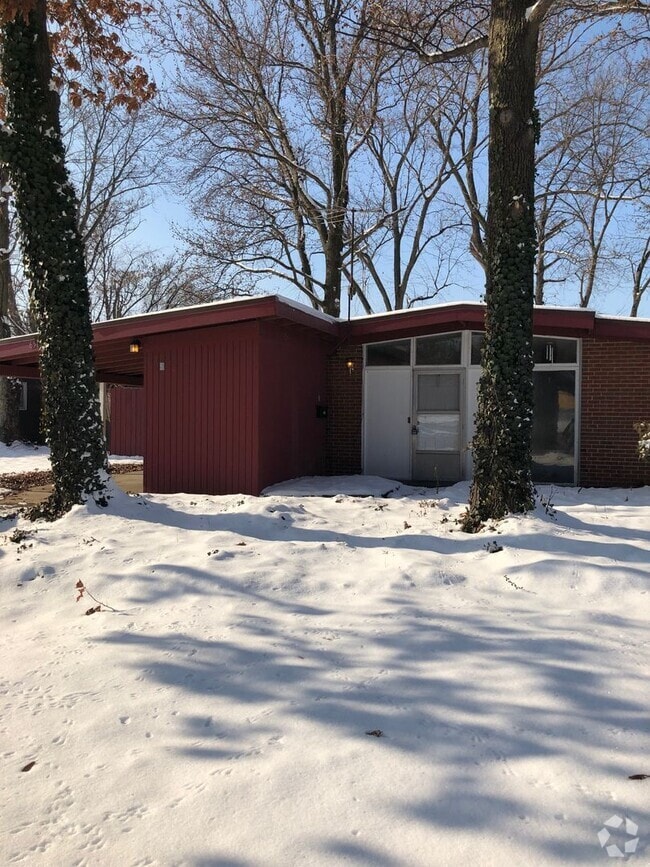 Building Photo - Coming soon! Bright and Spacious 4 Bedroom... Rental