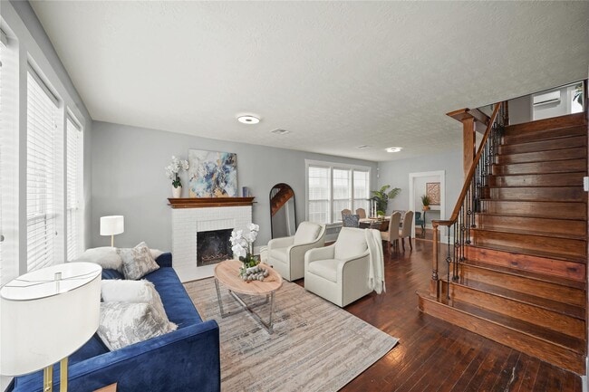 Photo - 741 E 9th St