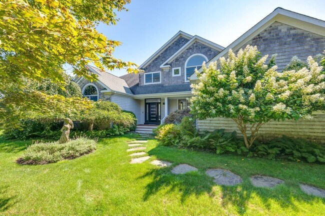 Photo - 18 Remsen Ln