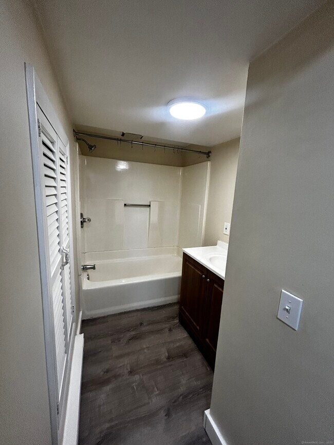 Photo - 20 Lounsbury Ave Unidad 1b