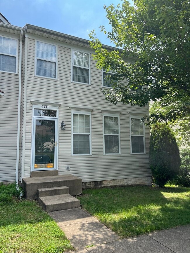 Building Photo - End Unit Townhouse In Centreville