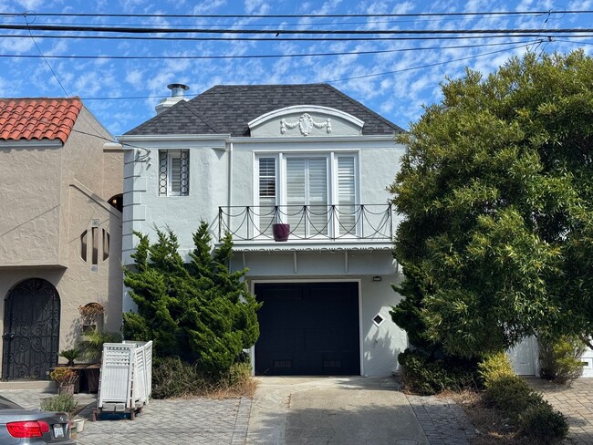 Building Photo - Spacious 5BR/6BA Updated Home with Private...
