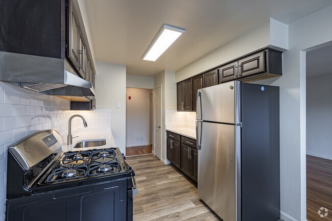 2BR, 2BA - 1110SF - Two Bedroom Luxury - Kitchen