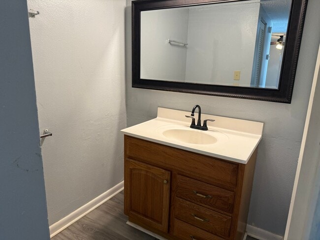 Photo - * MOVE IN SPECIAL * 1/2 OFF 2ND MONTH'S RENT!! Spacious 876 SF Unit - 2 bd / 1 ba near UF - Brand...