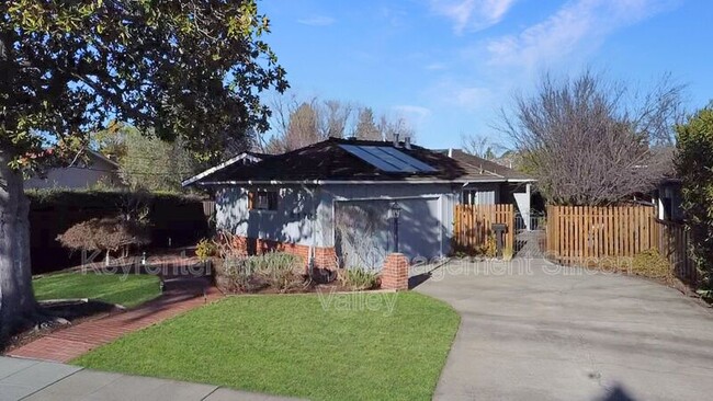 Photo - 3171 Cowper St House