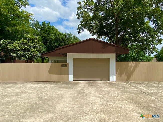 725 Lakeview Trl  
